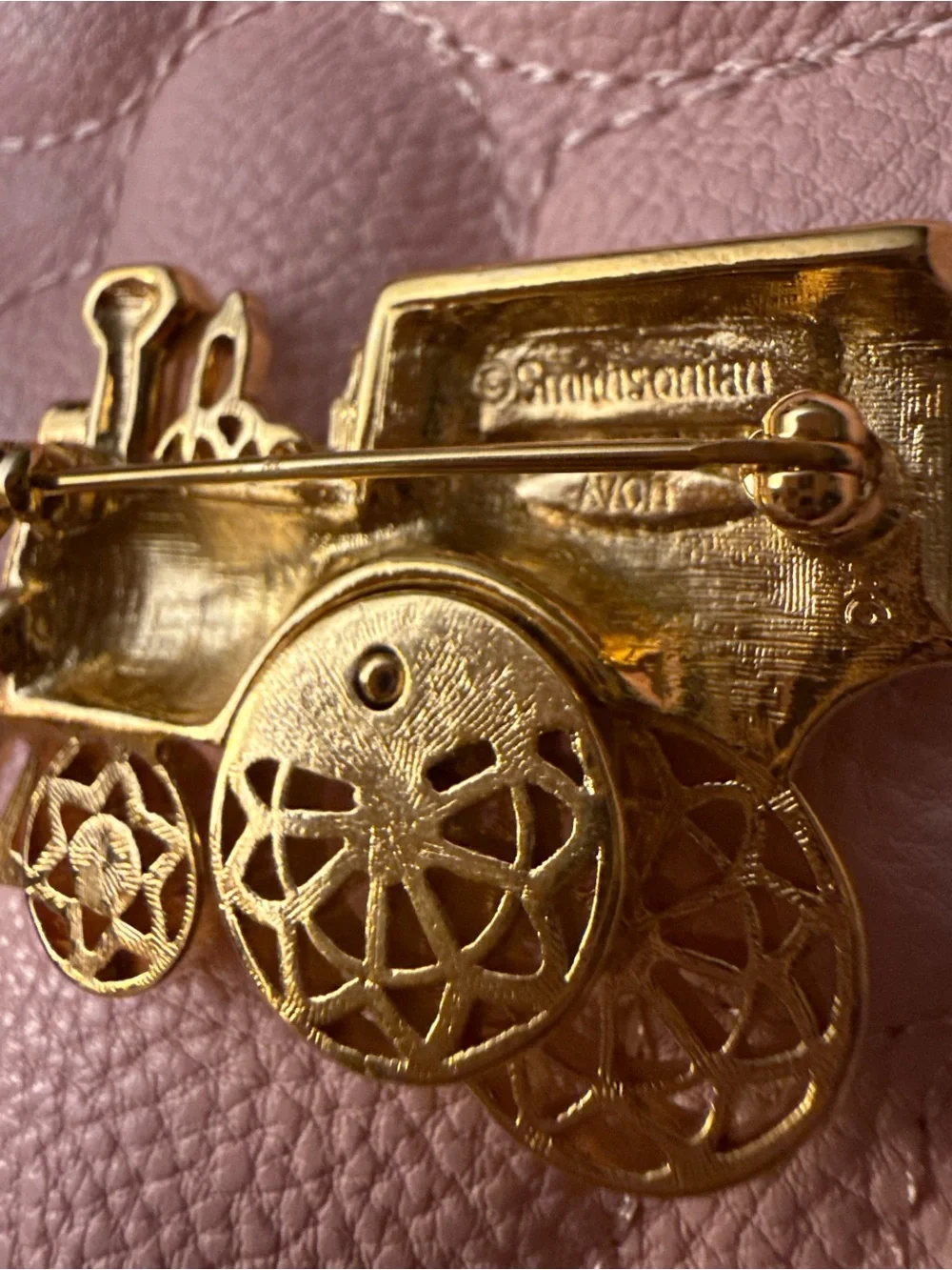 Avon Goldtone Festive Brooch - Vintage Collection
